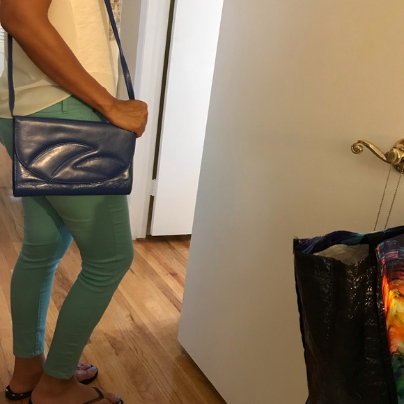 Blue leather envelope clutch - Picture 5 of 6